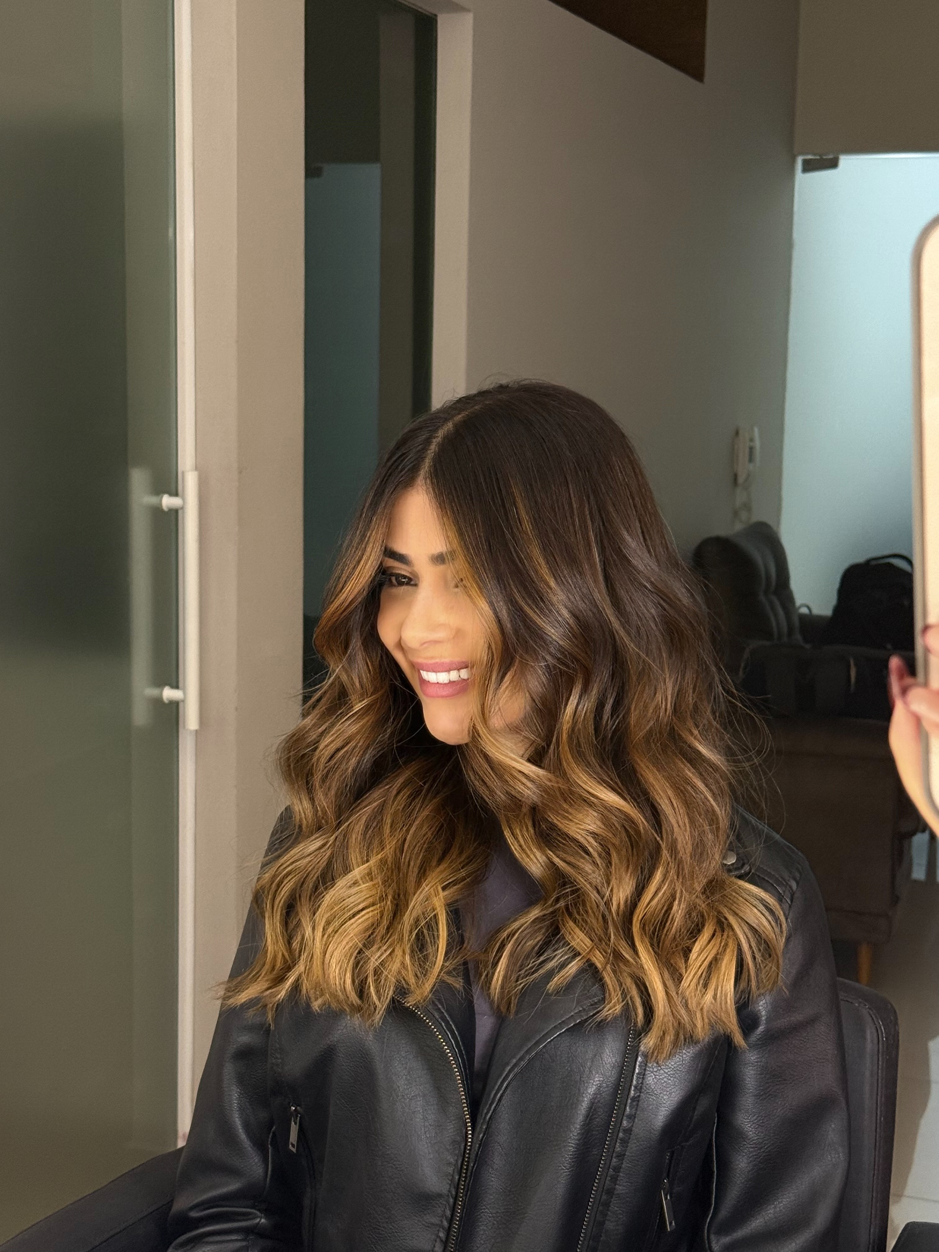 Cabelo longo com camadas e movimento, resultado de corte no JM Concept